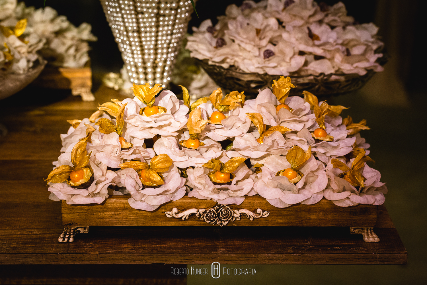 Fotografia: Roberto Hunger fotografia; – Espaço e Buffet: Pousada Cambuhy; – Banda: Juliana Campos; – Decoração: Decoração e Design Ana Belarmino e Rodrigo Dias; – Doces e palha italiana: Néia Rodrigues; – Músicos cerimonia: Alligare Eventos; – Cabelo: Beto Cabelereiro; – Make: Lu Azevedo Maquiadora; – Vestido: Atelier Rafael Garroni; – Assessoria e Cerimonial: Cerimonially Eventos.