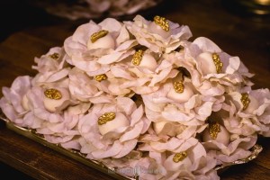 Fotografia: Roberto Hunger fotografia; – Espaço e Buffet: Pousada Cambuhy; – Banda: Juliana Campos; – Decoração: Decoração e Design Ana Belarmino e Rodrigo Dias; – Doces e palha italiana: Néia Rodrigues; – Músicos cerimonia: Alligare Eventos; – Cabelo: Beto Cabelereiro; – Make: Lu Azevedo Maquiadora; – Vestido: Atelier Rafael Garroni; – Assessoria e Cerimonial: Cerimonially Eventos.