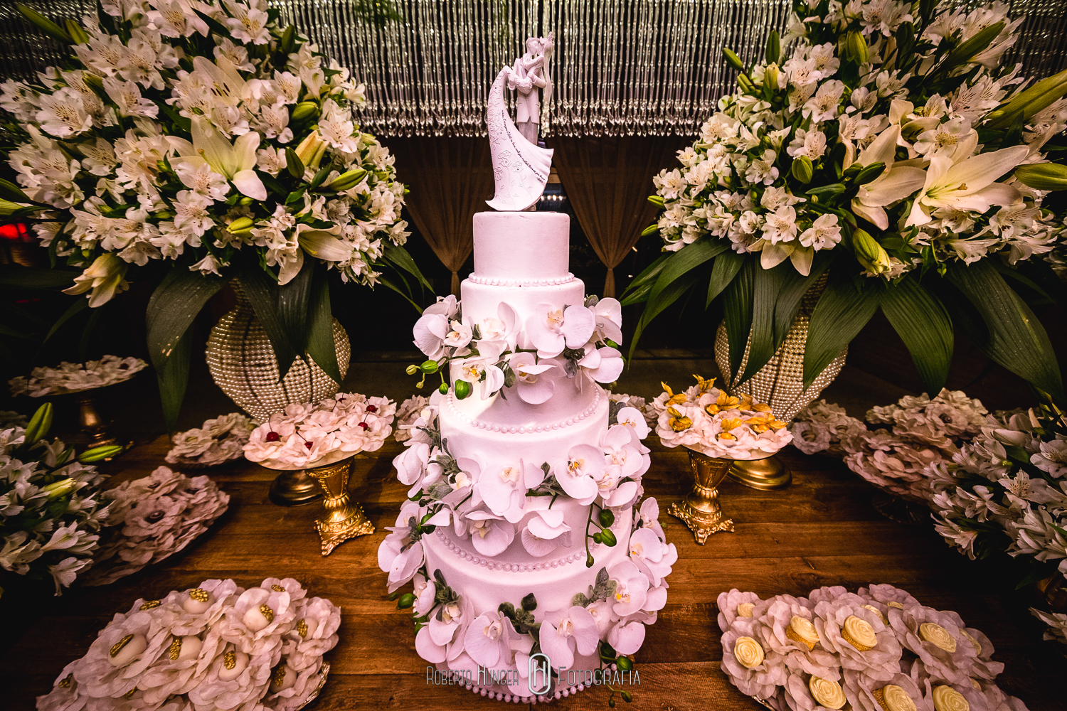 Fotografia: Roberto Hunger fotografia; – Espaço e Buffet: Pousada Cambuhy; – Banda: Juliana Campos; – Decoração: Decoração e Design Ana Belarmino e Rodrigo Dias; – Doces e palha italiana: Néia Rodrigues; – Músicos cerimonia: Alligare Eventos; – Cabelo: Beto Cabelereiro; – Make: Lu Azevedo Maquiadora; – Vestido: Atelier Rafael Garroni; – Assessoria e Cerimonial: Cerimonially Eventos.
