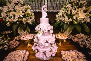 Fotografia: Roberto Hunger fotografia; – Espaço e Buffet: Pousada Cambuhy; – Banda: Juliana Campos; – Decoração: Decoração e Design Ana Belarmino e Rodrigo Dias; – Doces e palha italiana: Néia Rodrigues; – Músicos cerimonia: Alligare Eventos; – Cabelo: Beto Cabelereiro; – Make: Lu Azevedo Maquiadora; – Vestido: Atelier Rafael Garroni; – Assessoria e Cerimonial: Cerimonially Eventos.