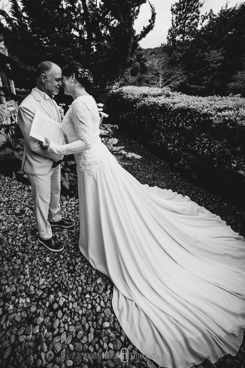 Elopement Wedding é um estilo de casamento no qual o noivo e a noiva optam por viajar para algum lugar distante ou fora da cidade e casar sem avisar a família e amigos