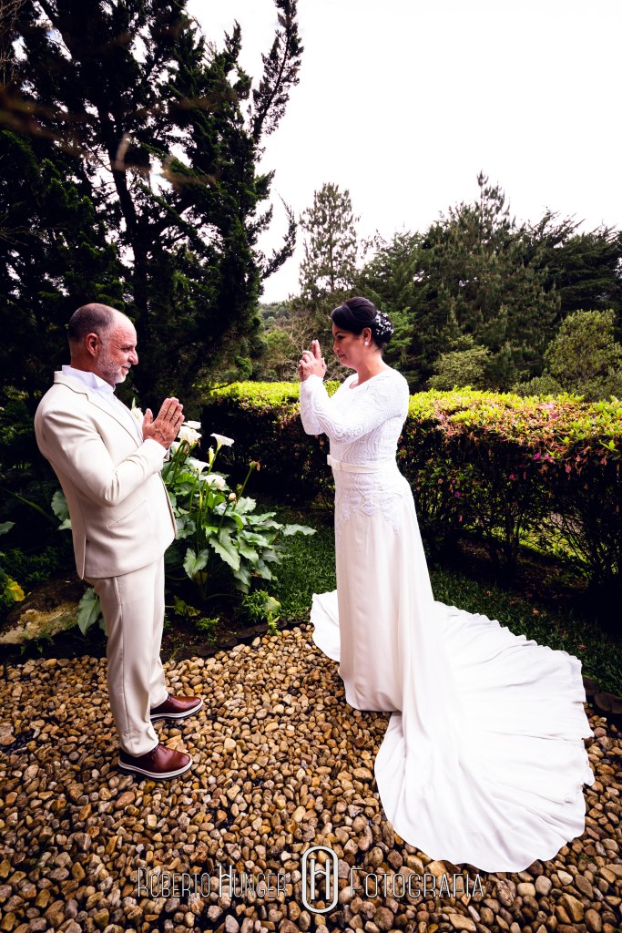 Elopement Wedding é um estilo de casamento no qual o noivo e a noiva optam por viajar para algum lugar distante ou fora da cidade e casar sem avisar a família e amigos