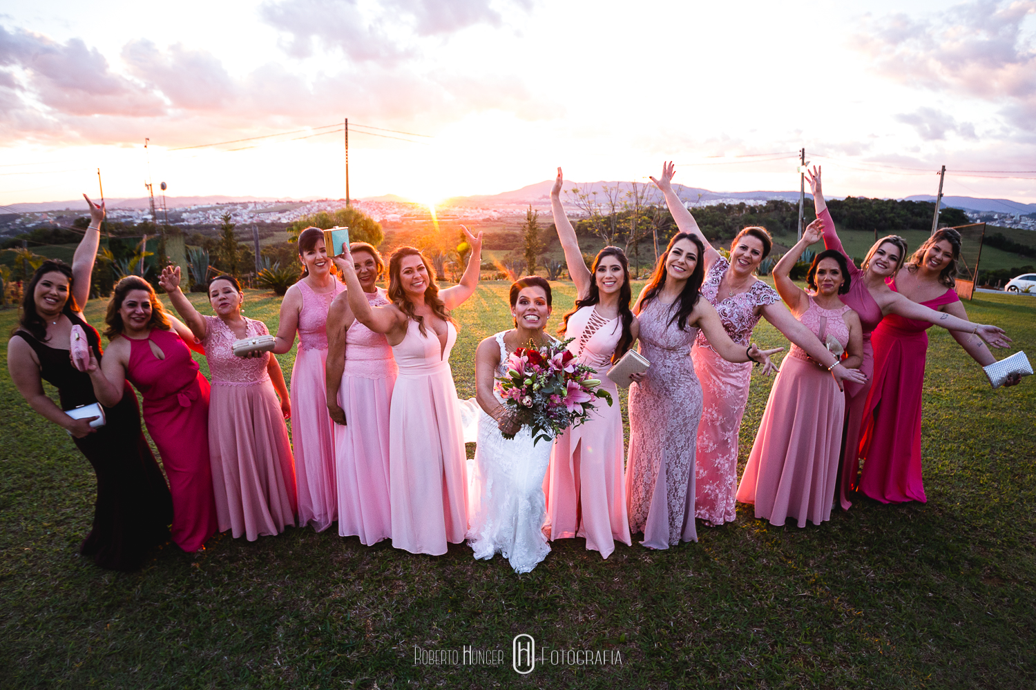 Casamento Ana Flávia e Ronan (Pouso Alegre / Barroko) As pessoas acham que o amor verdadeiro não existe, porque elas passaram a não acreditar nele, por isso ele foi desaparecendo, ele é como uma pedra preciosa, é raro você encontrar, mas não quer dizer que não exista. John Lennon Algumas imagens do casamento de Ana e Ronan, que foi abençoado com uma bela tarde de sol, depois de uma semana de chuva! Resultado, muita cor e luz, em uma cerimônia linda e animada. Com os amigos e parceiros: Assessoria cerimonial: Anas Cerimonial (juliana); Roberto Hunger fotografia ; Play Vídeo (Guilherme Yoshi); Decoração: Menu Decor; Buffet: Buffet Vienna; Vestido noiva: Casa Amarela (Rosa Clará); Make noiva: Lu Teodoro (cabelo e maquiagem), MarquesPlaza Hotel; make noivo: Class Hotel; Musicos cerimônia: Alligare; Dj festa: Dj Michael banda: Juliana Campos; Doces: Kenia Assis doces finos. #noivas2021, #machado , #camanducaia , #casandonocampo, #bordadamata , #paraisopolis , #santaritadosapucai , #extremamg , #jacutinga, #andradas, #santaritadosapucai, #monteverde , #poçosdecaldas , #itajubá , #cambui , #cambuimg , #pousoalegre , #pirangucu , #itajuba , #casamento #noiva #noivos #casamentos #noivaspousoalegre @deb_vargas @wesleysaa #elopementwedding #elopementweddingphotographer #elopementweddings @anas.cerimonial @sauloramongenti @playfilmes_yoshi_ #casaamarelanoivas @julianacampos_live @anaflaviacoutinho @anas.cerimonial @barrokoeventos
