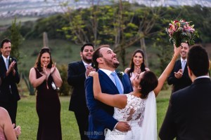 Casamento Ana Flávia e Ronan (Pouso Alegre / Barroko) As pessoas acham que o amor verdadeiro não existe, porque elas passaram a não acreditar nele, por isso ele foi desaparecendo, ele é como uma pedra preciosa, é raro você encontrar, mas não quer dizer que não exista. John Lennon Algumas imagens do casamento de Ana e Ronan, que foi abençoado com uma bela tarde de sol, depois de uma semana de chuva! Resultado, muita cor e luz, em uma cerimônia linda e animada. Com os amigos e parceiros: Assessoria cerimonial: Anas Cerimonial (juliana); Roberto Hunger fotografia ; Play Vídeo (Guilherme Yoshi); Decoração: Menu Decor; Buffet: Buffet Vienna; Vestido noiva: Casa Amarela (Rosa Clará); Make noiva: Lu Teodoro (cabelo e maquiagem), MarquesPlaza Hotel; make noivo: Class Hotel; Musicos cerimônia: Alligare; Dj festa: Dj Michael banda: Juliana Campos; Doces: Kenia Assis doces finos. #noivas2021, #machado , #camanducaia , #casandonocampo, #bordadamata , #paraisopolis , #santaritadosapucai , #extremamg , #jacutinga, #andradas, #santaritadosapucai, #monteverde , #poçosdecaldas , #itajubá , #cambui , #cambuimg , #pousoalegre , #pirangucu , #itajuba , #casamento #noiva #noivos #casamentos #noivaspousoalegre @deb_vargas @wesleysaa #elopementwedding #elopementweddingphotographer #elopementweddings @anas.cerimonial @sauloramongenti @playfilmes_yoshi_ #casaamarelanoivas @julianacampos_live @anaflaviacoutinho @anas.cerimonial @barrokoeventos