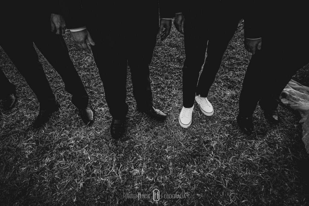 Casamento Ana Flávia e Ronan (Pouso Alegre / Barroko) As pessoas acham que o amor verdadeiro não existe, porque elas passaram a não acreditar nele, por isso ele foi desaparecendo, ele é como uma pedra preciosa, é raro você encontrar, mas não quer dizer que não exista. John Lennon Algumas imagens do casamento de Ana e Ronan, que foi abençoado com uma bela tarde de sol, depois de uma semana de chuva! Resultado, muita cor e luz, em uma cerimônia linda e animada. Com os amigos e parceiros: Assessoria cerimonial: Anas Cerimonial (juliana); Roberto Hunger fotografia ; Play Vídeo (Guilherme Yoshi); Decoração: Menu Decor; Buffet: Buffet Vienna; Vestido noiva: Casa Amarela (Rosa Clará); Make noiva: Lu Teodoro (cabelo e maquiagem), MarquesPlaza Hotel; make noivo: Class Hotel; Musicos cerimônia: Alligare; Dj festa: Dj Michael banda: Juliana Campos; Doces: Kenia Assis doces finos. #noivas2021, #machado , #camanducaia , #casandonocampo, #bordadamata , #paraisopolis , #santaritadosapucai , #extremamg , #jacutinga, #andradas, #santaritadosapucai, #monteverde , #poçosdecaldas , #itajubá , #cambui , #cambuimg , #pousoalegre , #pirangucu , #itajuba , #casamento #noiva #noivos #casamentos #noivaspousoalegre @deb_vargas @wesleysaa #elopementwedding #elopementweddingphotographer #elopementweddings @anas.cerimonial @sauloramongenti @playfilmes_yoshi_ #casaamarelanoivas @julianacampos_live @anaflaviacoutinho @anas.cerimonial @barrokoeventos