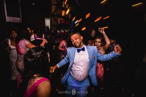 Casamento Ana Flávia e Ronan (Pouso Alegre / Barroko) As pessoas acham que o amor verdadeiro não existe, porque elas passaram a não acreditar nele, por isso ele foi desaparecendo, ele é como uma pedra preciosa, é raro você encontrar, mas não quer dizer que não exista. John Lennon Algumas imagens do casamento de Ana e Ronan, que foi abençoado com uma bela tarde de sol, depois de uma semana de chuva! Resultado, muita cor e luz, em uma cerimônia linda e animada. Com os amigos e parceiros: Assessoria cerimonial: Anas Cerimonial (juliana); Roberto Hunger fotografia ; Play Vídeo (Guilherme Yoshi); Decoração: Menu Decor; Buffet: Buffet Vienna; Vestido noiva: Casa Amarela (Rosa Clará); Make noiva: Lu Teodoro (cabelo e maquiagem), MarquesPlaza Hotel; make noivo: Class Hotel; Musicos cerimônia: Alligare; Dj festa: Dj Michael banda: Juliana Campos; Doces: Kenia Assis doces finos. #noivas2021, #machado , #camanducaia , #casandonocampo, #bordadamata , #paraisopolis , #santaritadosapucai , #extremamg , #jacutinga, #andradas, #santaritadosapucai, #monteverde , #poçosdecaldas , #itajubá , #cambui , #cambuimg , #pousoalegre , #pirangucu , #itajuba , #casamento #noiva #noivos #casamentos #noivaspousoalegre @deb_vargas @wesleysaa #elopementwedding #elopementweddingphotographer #elopementweddings @anas.cerimonial @sauloramongenti @playfilmes_yoshi_ #casaamarelanoivas @julianacampos_live @anaflaviacoutinho @anas.cerimonial @barrokoeventos