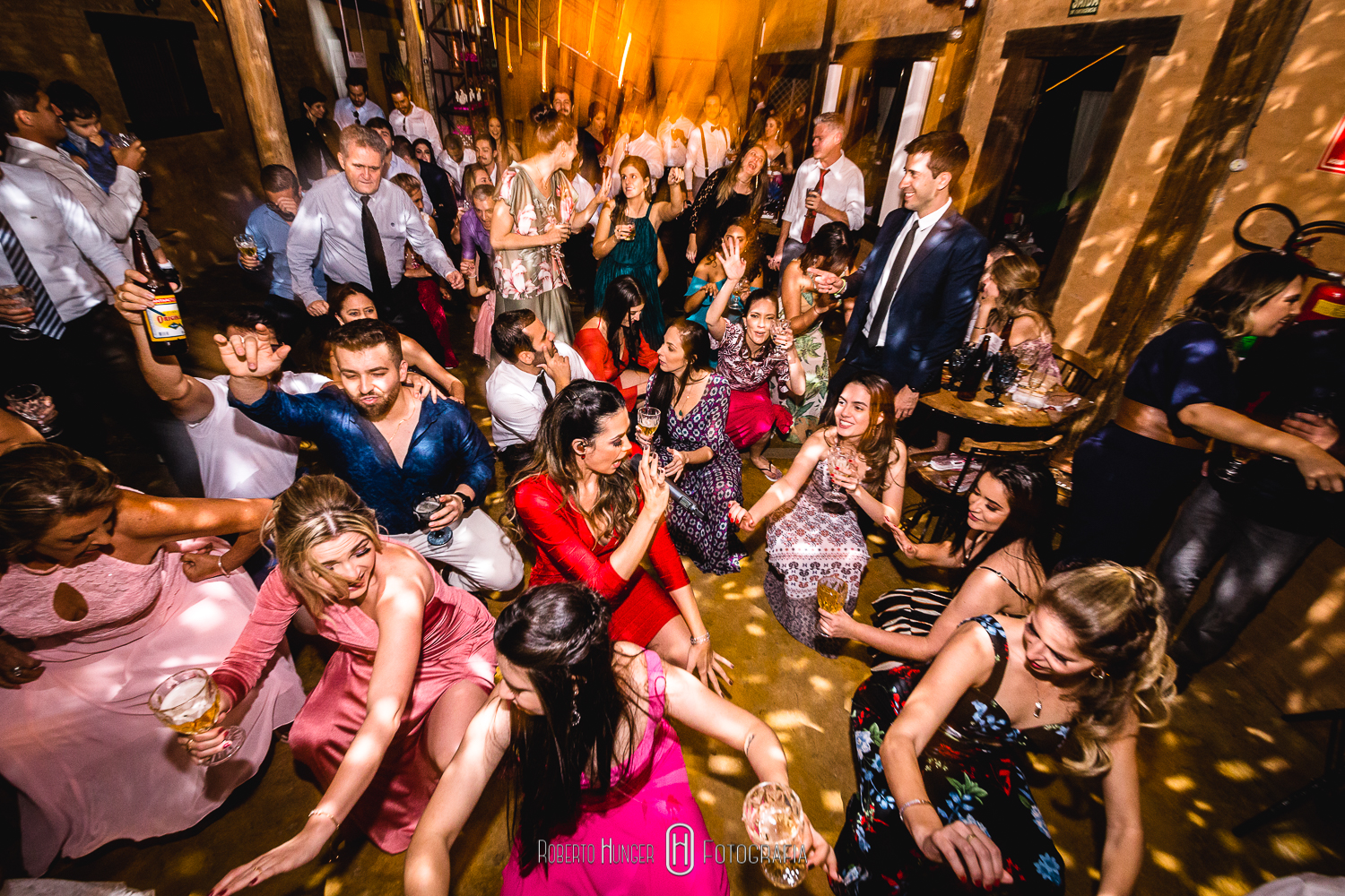 Casamento Ana Flávia e Ronan (Pouso Alegre / Barroko) As pessoas acham que o amor verdadeiro não existe, porque elas passaram a não acreditar nele, por isso ele foi desaparecendo, ele é como uma pedra preciosa, é raro você encontrar, mas não quer dizer que não exista. John Lennon Algumas imagens do casamento de Ana e Ronan, que foi abençoado com uma bela tarde de sol, depois de uma semana de chuva! Resultado, muita cor e luz, em uma cerimônia linda e animada. Com os amigos e parceiros: Assessoria cerimonial: Anas Cerimonial (juliana); Roberto Hunger fotografia ; Play Vídeo (Guilherme Yoshi); Decoração: Menu Decor; Buffet: Buffet Vienna; Vestido noiva: Casa Amarela (Rosa Clará); Make noiva: Lu Teodoro (cabelo e maquiagem), MarquesPlaza Hotel; make noivo: Class Hotel; Musicos cerimônia: Alligare; Dj festa: Dj Michael banda: Juliana Campos; Doces: Kenia Assis doces finos. #noivas2021, #machado , #camanducaia , #casandonocampo, #bordadamata , #paraisopolis , #santaritadosapucai , #extremamg , #jacutinga, #andradas, #santaritadosapucai, #monteverde , #poçosdecaldas , #itajubá , #cambui , #cambuimg , #pousoalegre , #pirangucu , #itajuba , #casamento #noiva #noivos #casamentos #noivaspousoalegre @deb_vargas @wesleysaa #elopementwedding #elopementweddingphotographer #elopementweddings @anas.cerimonial @sauloramongenti @playfilmes_yoshi_ #casaamarelanoivas @julianacampos_live @anaflaviacoutinho @anas.cerimonial @barrokoeventos