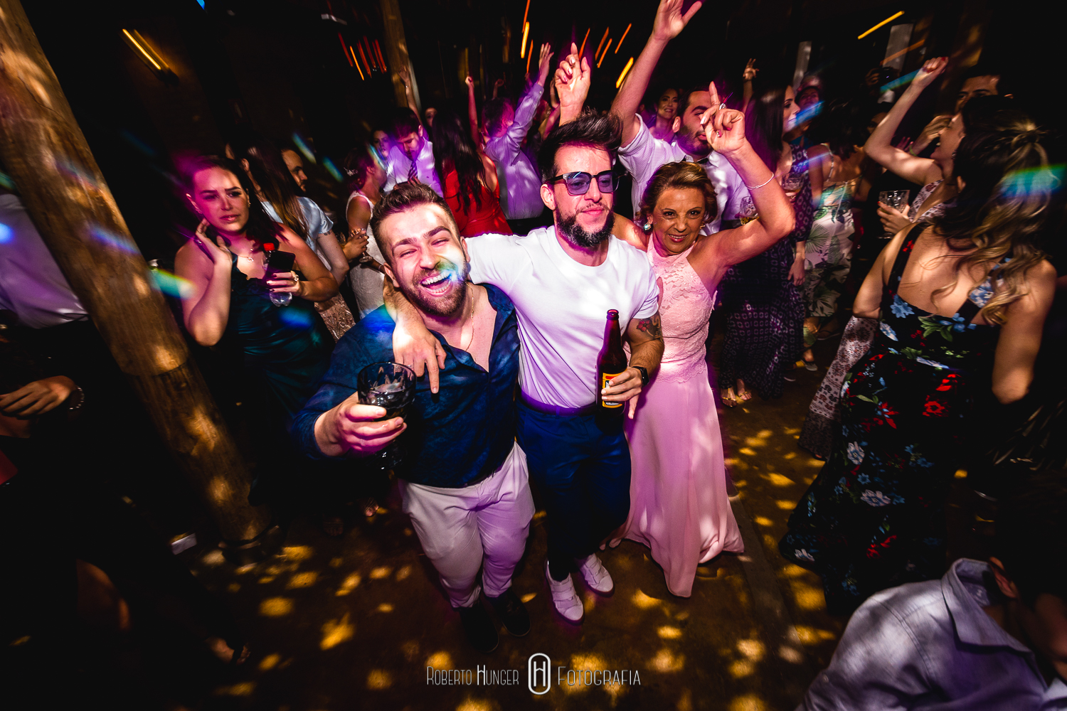 Casamento Ana Flávia e Ronan (Pouso Alegre / Barroko) As pessoas acham que o amor verdadeiro não existe, porque elas passaram a não acreditar nele, por isso ele foi desaparecendo, ele é como uma pedra preciosa, é raro você encontrar, mas não quer dizer que não exista. John Lennon Algumas imagens do casamento de Ana e Ronan, que foi abençoado com uma bela tarde de sol, depois de uma semana de chuva! Resultado, muita cor e luz, em uma cerimônia linda e animada. Com os amigos e parceiros: Assessoria cerimonial: Anas Cerimonial (juliana); Roberto Hunger fotografia ; Play Vídeo (Guilherme Yoshi); Decoração: Menu Decor; Buffet: Buffet Vienna; Vestido noiva: Casa Amarela (Rosa Clará); Make noiva: Lu Teodoro (cabelo e maquiagem), MarquesPlaza Hotel; make noivo: Class Hotel; Musicos cerimônia: Alligare; Dj festa: Dj Michael banda: Juliana Campos; Doces: Kenia Assis doces finos. #noivas2021, #machado , #camanducaia , #casandonocampo, #bordadamata , #paraisopolis , #santaritadosapucai , #extremamg , #jacutinga, #andradas, #santaritadosapucai, #monteverde , #poçosdecaldas , #itajubá , #cambui , #cambuimg , #pousoalegre , #pirangucu , #itajuba , #casamento #noiva #noivos #casamentos #noivaspousoalegre @deb_vargas @wesleysaa #elopementwedding #elopementweddingphotographer #elopementweddings @anas.cerimonial @sauloramongenti @playfilmes_yoshi_ #casaamarelanoivas @julianacampos_live @anaflaviacoutinho @anas.cerimonial @barrokoeventos