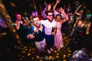 Casamento Ana Flávia e Ronan (Pouso Alegre / Barroko) As pessoas acham que o amor verdadeiro não existe, porque elas passaram a não acreditar nele, por isso ele foi desaparecendo, ele é como uma pedra preciosa, é raro você encontrar, mas não quer dizer que não exista. John Lennon Algumas imagens do casamento de Ana e Ronan, que foi abençoado com uma bela tarde de sol, depois de uma semana de chuva! Resultado, muita cor e luz, em uma cerimônia linda e animada. Com os amigos e parceiros: Assessoria cerimonial: Anas Cerimonial (juliana); Roberto Hunger fotografia ; Play Vídeo (Guilherme Yoshi); Decoração: Menu Decor; Buffet: Buffet Vienna; Vestido noiva: Casa Amarela (Rosa Clará); Make noiva: Lu Teodoro (cabelo e maquiagem), MarquesPlaza Hotel; make noivo: Class Hotel; Musicos cerimônia: Alligare; Dj festa: Dj Michael banda: Juliana Campos; Doces: Kenia Assis doces finos. #noivas2021, #machado , #camanducaia , #casandonocampo, #bordadamata , #paraisopolis , #santaritadosapucai , #extremamg , #jacutinga, #andradas, #santaritadosapucai, #monteverde , #poçosdecaldas , #itajubá , #cambui , #cambuimg , #pousoalegre , #pirangucu , #itajuba , #casamento #noiva #noivos #casamentos #noivaspousoalegre @deb_vargas @wesleysaa #elopementwedding #elopementweddingphotographer #elopementweddings @anas.cerimonial @sauloramongenti @playfilmes_yoshi_ #casaamarelanoivas @julianacampos_live @anaflaviacoutinho @anas.cerimonial @barrokoeventos