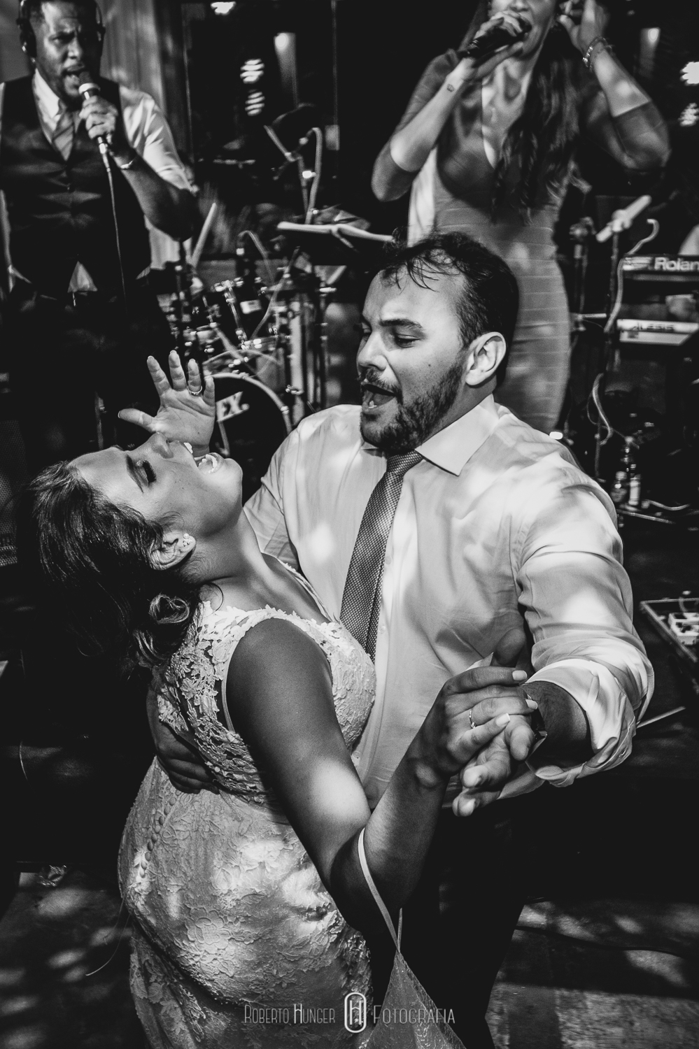 Casamento Ana Flávia e Ronan (Pouso Alegre / Barroko) As pessoas acham que o amor verdadeiro não existe, porque elas passaram a não acreditar nele, por isso ele foi desaparecendo, ele é como uma pedra preciosa, é raro você encontrar, mas não quer dizer que não exista. John Lennon Algumas imagens do casamento de Ana e Ronan, que foi abençoado com uma bela tarde de sol, depois de uma semana de chuva! Resultado, muita cor e luz, em uma cerimônia linda e animada. Com os amigos e parceiros: Assessoria cerimonial: Anas Cerimonial (juliana); Roberto Hunger fotografia ; Play Vídeo (Guilherme Yoshi); Decoração: Menu Decor; Buffet: Buffet Vienna; Vestido noiva: Casa Amarela (Rosa Clará); Make noiva: Lu Teodoro (cabelo e maquiagem), MarquesPlaza Hotel; make noivo: Class Hotel; Musicos cerimônia: Alligare; Dj festa: Dj Michael banda: Juliana Campos; Doces: Kenia Assis doces finos. #noivas2021, #machado , #camanducaia , #casandonocampo, #bordadamata , #paraisopolis , #santaritadosapucai , #extremamg , #jacutinga, #andradas, #santaritadosapucai, #monteverde , #poçosdecaldas , #itajubá , #cambui , #cambuimg , #pousoalegre , #pirangucu , #itajuba , #casamento #noiva #noivos #casamentos #noivaspousoalegre @deb_vargas @wesleysaa #elopementwedding #elopementweddingphotographer #elopementweddings @anas.cerimonial @sauloramongenti @playfilmes_yoshi_ #casaamarelanoivas @julianacampos_live @anaflaviacoutinho @anas.cerimonial @barrokoeventos