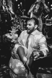 Casamento Ana Flávia e Ronan (Pouso Alegre / Barroko) As pessoas acham que o amor verdadeiro não existe, porque elas passaram a não acreditar nele, por isso ele foi desaparecendo, ele é como uma pedra preciosa, é raro você encontrar, mas não quer dizer que não exista. John Lennon Algumas imagens do casamento de Ana e Ronan, que foi abençoado com uma bela tarde de sol, depois de uma semana de chuva! Resultado, muita cor e luz, em uma cerimônia linda e animada. Com os amigos e parceiros: Assessoria cerimonial: Anas Cerimonial (juliana); Roberto Hunger fotografia ; Play Vídeo (Guilherme Yoshi); Decoração: Menu Decor; Buffet: Buffet Vienna; Vestido noiva: Casa Amarela (Rosa Clará); Make noiva: Lu Teodoro (cabelo e maquiagem), MarquesPlaza Hotel; make noivo: Class Hotel; Musicos cerimônia: Alligare; Dj festa: Dj Michael banda: Juliana Campos; Doces: Kenia Assis doces finos. #noivas2021, #machado , #camanducaia , #casandonocampo, #bordadamata , #paraisopolis , #santaritadosapucai , #extremamg , #jacutinga, #andradas, #santaritadosapucai, #monteverde , #poçosdecaldas , #itajubá , #cambui , #cambuimg , #pousoalegre , #pirangucu , #itajuba , #casamento #noiva #noivos #casamentos #noivaspousoalegre @deb_vargas @wesleysaa #elopementwedding #elopementweddingphotographer #elopementweddings @anas.cerimonial @sauloramongenti @playfilmes_yoshi_ #casaamarelanoivas @julianacampos_live @anaflaviacoutinho @anas.cerimonial @barrokoeventos