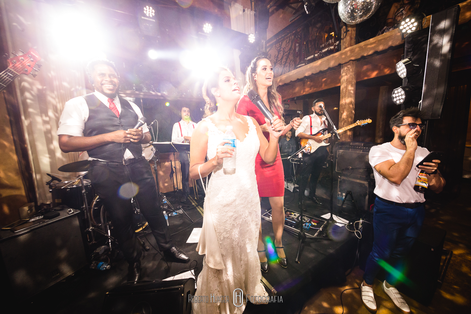 Casamento Ana Flávia e Ronan (Pouso Alegre / Barroko) As pessoas acham que o amor verdadeiro não existe, porque elas passaram a não acreditar nele, por isso ele foi desaparecendo, ele é como uma pedra preciosa, é raro você encontrar, mas não quer dizer que não exista. John Lennon Algumas imagens do casamento de Ana e Ronan, que foi abençoado com uma bela tarde de sol, depois de uma semana de chuva! Resultado, muita cor e luz, em uma cerimônia linda e animada. Com os amigos e parceiros: Assessoria cerimonial: Anas Cerimonial (juliana); Roberto Hunger fotografia ; Play Vídeo (Guilherme Yoshi); Decoração: Menu Decor; Buffet: Buffet Vienna; Vestido noiva: Casa Amarela (Rosa Clará); Make noiva: Lu Teodoro (cabelo e maquiagem), MarquesPlaza Hotel; make noivo: Class Hotel; Musicos cerimônia: Alligare; Dj festa: Dj Michael banda: Juliana Campos; Doces: Kenia Assis doces finos. #noivas2021, #machado , #camanducaia , #casandonocampo, #bordadamata , #paraisopolis , #santaritadosapucai , #extremamg , #jacutinga, #andradas, #santaritadosapucai, #monteverde , #poçosdecaldas , #itajubá , #cambui , #cambuimg , #pousoalegre , #pirangucu , #itajuba , #casamento #noiva #noivos #casamentos #noivaspousoalegre @deb_vargas @wesleysaa #elopementwedding #elopementweddingphotographer #elopementweddings @anas.cerimonial @sauloramongenti @playfilmes_yoshi_ #casaamarelanoivas @julianacampos_live @anaflaviacoutinho @anas.cerimonial @barrokoeventos