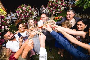 Cerimonialista: Aline Silva Decoração: Cristian Montal Buffet: Cristian Montal Bolo: Cássia Moreira Doces: Cássia Moreira Doces Sarapu Lembrança: ROCCA Buque: Cristian Montal Banda: RockB (Danilo Pastor) Bartenders: Bird Drinks Fotografia: Roberto Hunger e Renata Lisboa Forminhas doces: Jufiori Tendas: Nando Ciborg Alianças: Cova da Traje Noivo: Vila Romana Vestido Noiva: Ateliê Silva Toledo Cabelo e make: Érika Serapião