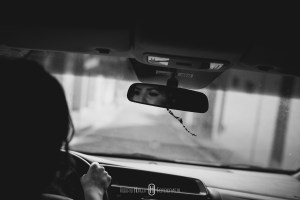 Noiva chegando de carro opala em seu casamento, noiva dirigindo carro para seu casamento. fotos de casamento ao ar livre. Casamentos em pouso alegre no espaço barroko, noivas sul de minas, noivas pouso alegre, noivas itajubá, cambui sul de minas onde casar ao ar livre Casamentos em Monte Verde, Sul de Minas Gerais fotografia de casamento, pouso alegre fotógrafo, sul de minas onde casar, fotografia de casamento pouso alegre e região, cambui minas gerais casamentos, borda da mata fotografia de casamento, fotógrafo paulista que atua em minas, fotógrafo para casamento no campo, casando em monte verde, hotel pousada para casamento em minas gerais