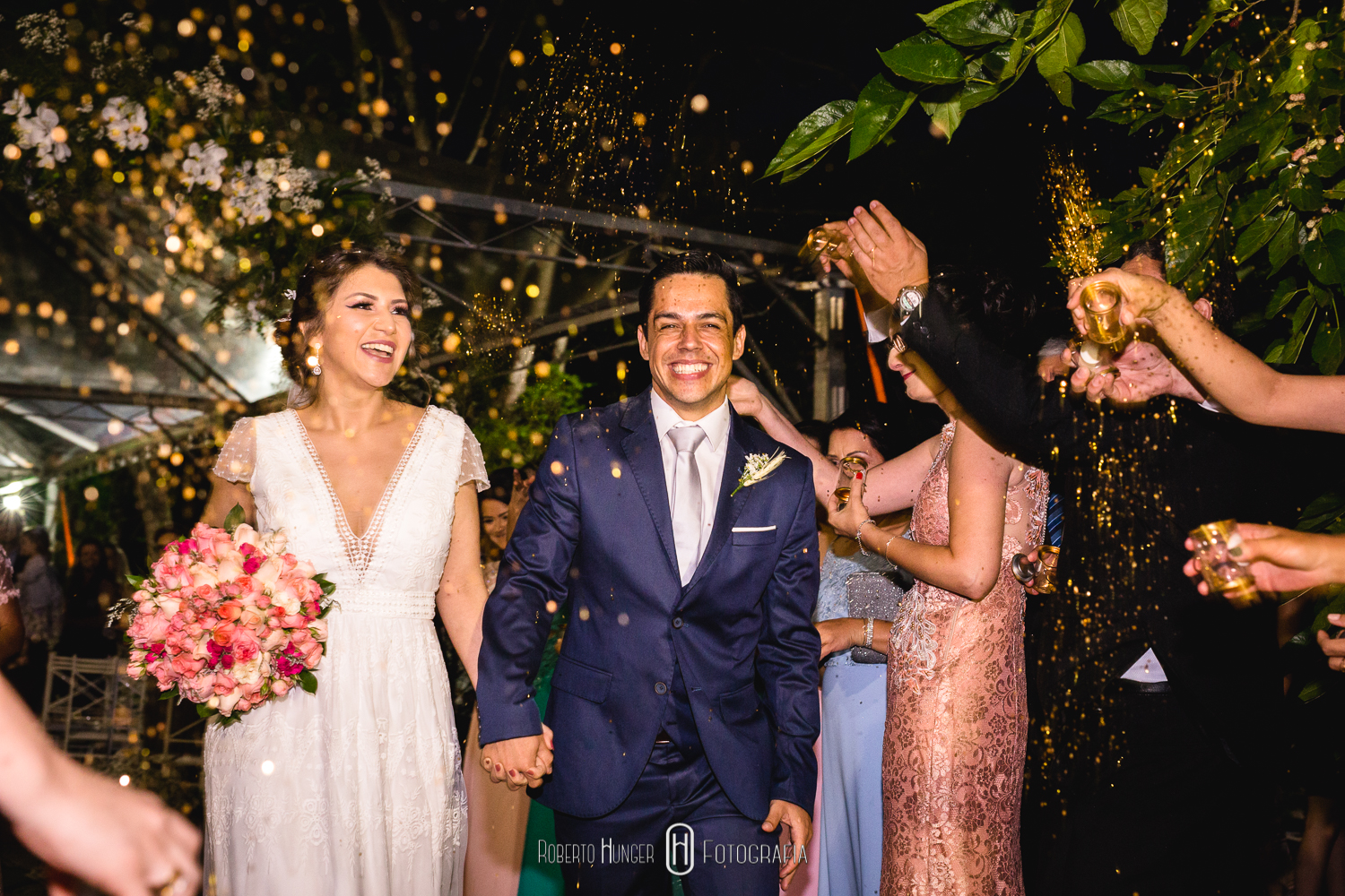 noiva ensaio, fotos d enoivas em campo rústico, convidados em festa de casamento dançando, festa de casamento em cambuí minas gerais, pousada cambui, pousada camuhy, onde casar em camanducaia, itapeva fotografia de casamento, toledo e munhoz fotógrafo, monte verde minas gerais fotografia casamento, extrema e bragança fotografia casamento, casamento rústico