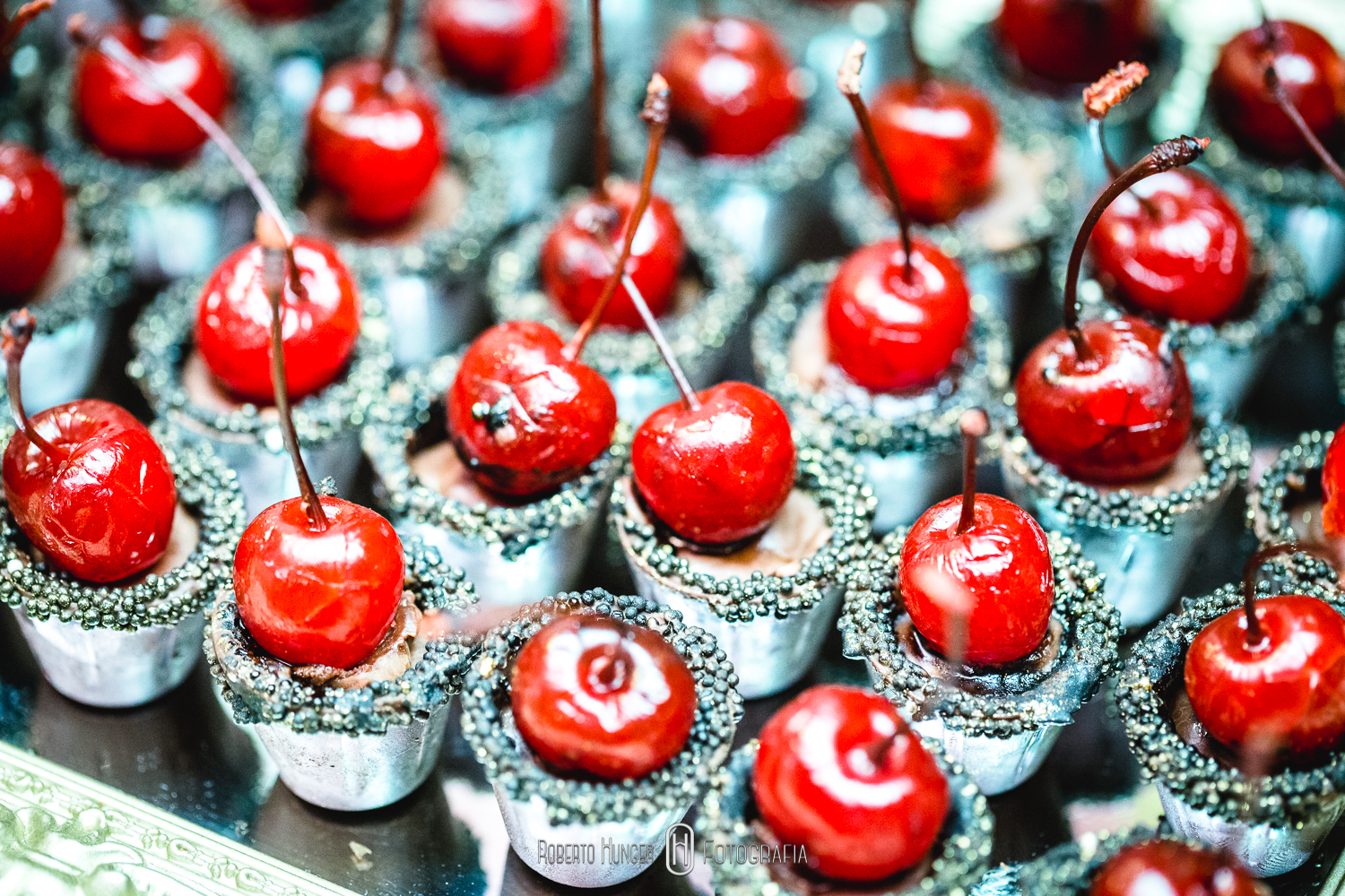 noiva ensaio, fotos d enoivas em campo rústico, convidados em festa de casamento dançando, festa de casamento em cambuí minas gerais, pousada cambui, pousada camuhy, onde casar em camanducaia, itapeva fotografia de casamento, toledo e munhoz fotógrafo, monte verde minas gerais fotografia casamento, extrema e bragança fotografia casamento, casamento rústico