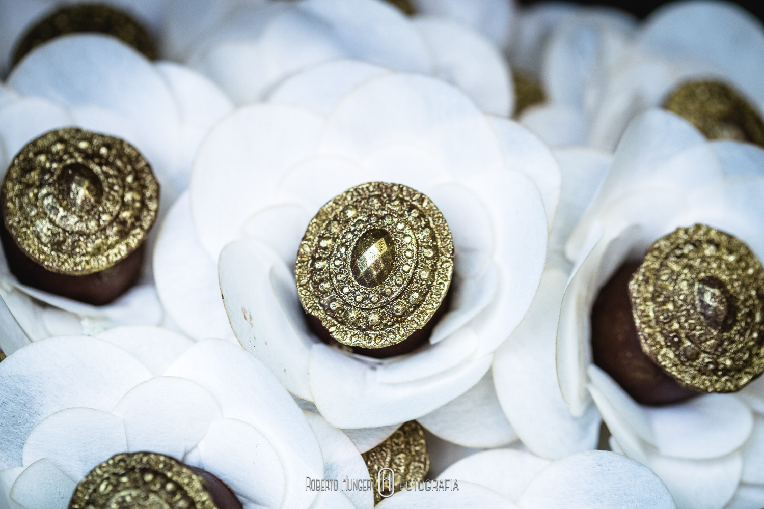 noiva ensaio, fotos d enoivas em campo rústico, convidados em festa de casamento dançando, festa de casamento em cambuí minas gerais, pousada cambui, pousada camuhy, onde casar em camanducaia, itapeva fotografia de casamento, toledo e munhoz fotógrafo, monte verde minas gerais fotografia casamento, extrema e bragança fotografia casamento, casamento rústico