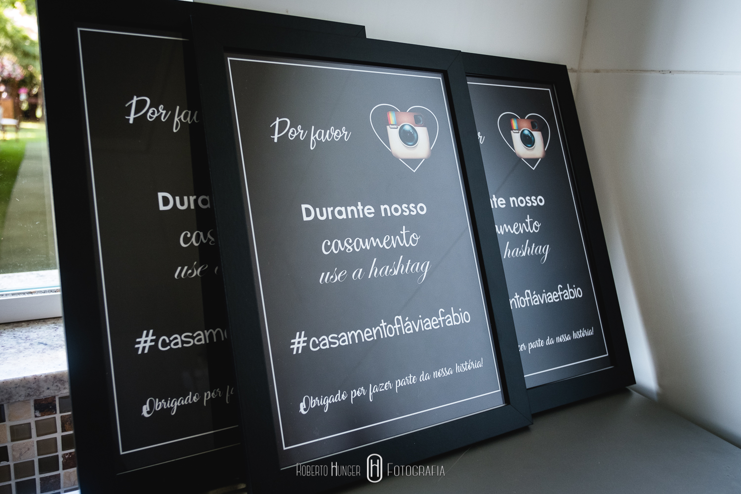 Cerimonialista: Aline Silva Decoração: Cristian Montal Buffet: Cristian Montal Bolo: Cássia Moreira Doces: Cássia Moreira Doces Sarapu Lembrança: ROCCA Buque: Cristian Montal Banda: RockB (Danilo Pastor) Bartenders: Bird Drinks Fotografia: Roberto Hunger e Renata Lisboa Forminhas doces: Jufiori Tendas: Nando Ciborg Alianças: Cova da Traje Noivo: Vila Romana Vestido Noiva: Ateliê Silva Toledo Cabelo e make: Érika Serapião