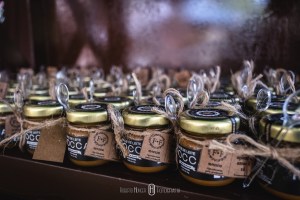 Cerimonialista: Aline Silva Decoração: Cristian Montal Buffet: Cristian Montal Bolo: Cássia Moreira Doces: Cássia Moreira Doces Sarapu Lembrança: ROCCA Buque: Cristian Montal Banda: RockB (Danilo Pastor) Bartenders: Bird Drinks Fotografia: Roberto Hunger e Renata Lisboa Forminhas doces: Jufiori Tendas: Nando Ciborg Alianças: Cova da Traje Noivo: Vila Romana Vestido Noiva: Ateliê Silva Toledo Cabelo e make: Érika Serapião