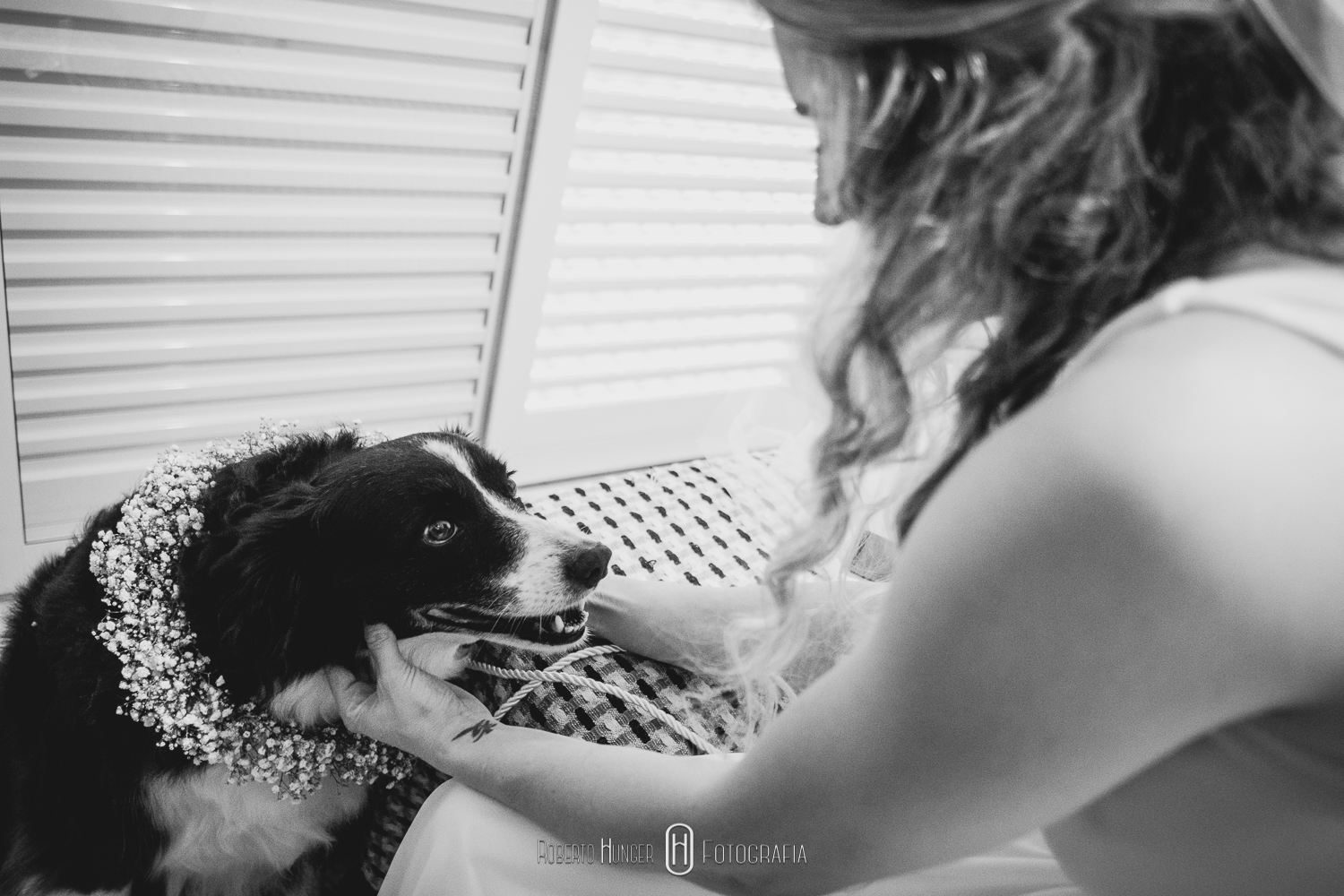 Cerimonialista: Aline Silva Decoração: Cristian Montal Buffet: Cristian Montal Bolo: Cássia Moreira Doces: Cássia Moreira Doces Sarapu Lembrança: ROCCA Buque: Cristian Montal Banda: RockB (Danilo Pastor) Bartenders: Bird Drinks Fotografia: Roberto Hunger e Renata Lisboa Forminhas doces: Jufiori Tendas: Nando Ciborg Alianças: Cova da Traje Noivo: Vila Romana Vestido Noiva: Ateliê Silva Toledo Cabelo e make: Érika Serapião