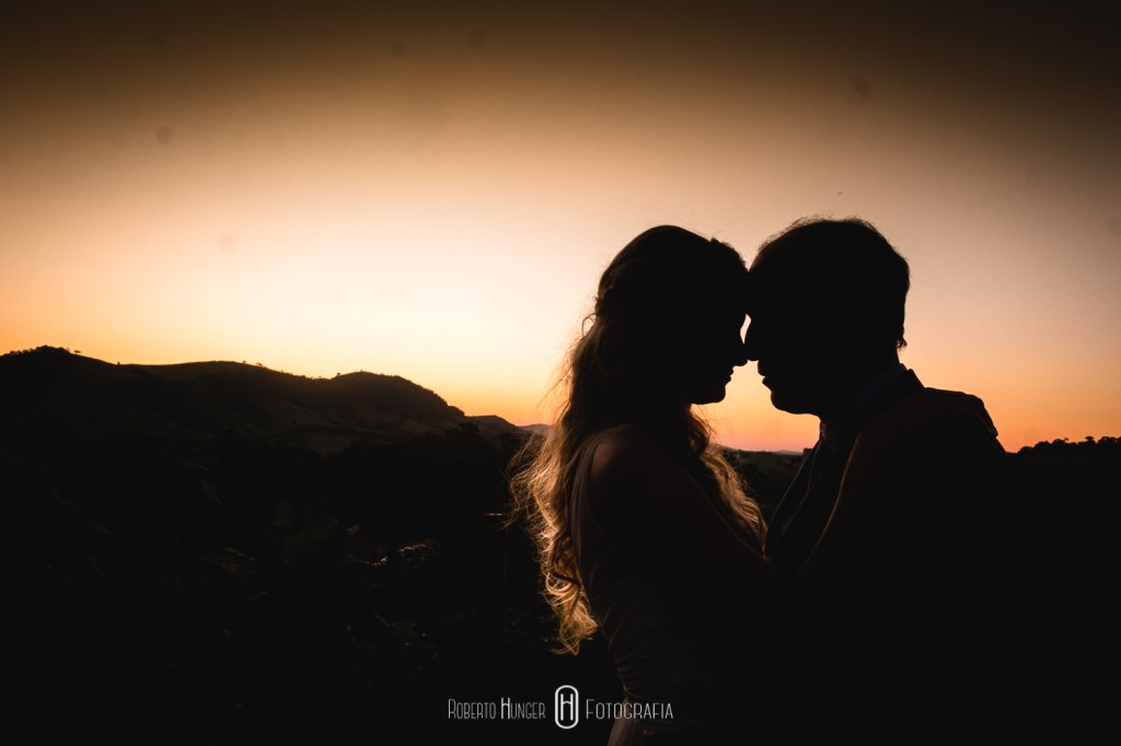 Cerimonialista: Aline Silva Decoração: Cristian Montal Buffet: Cristian Montal Bolo: Cássia Moreira Doces: Cássia Moreira Doces Sarapu Lembrança: ROCCA Buque: Cristian Montal Banda: RockB (Danilo Pastor) Bartenders: Bird Drinks Fotografia: Roberto Hunger e Renata Lisboa Forminhas doces: Jufiori Tendas: Nando Ciborg Alianças: Cova da Traje Noivo: Vila Romana Vestido Noiva: Ateliê Silva Toledo Cabelo e make: Érika Serapião